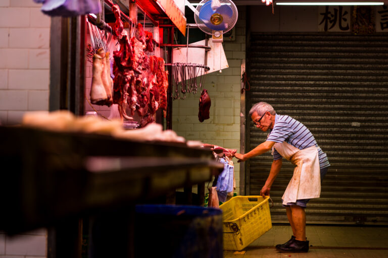 Un marché à Hong-Kong - Le boucher prépare son échoppe