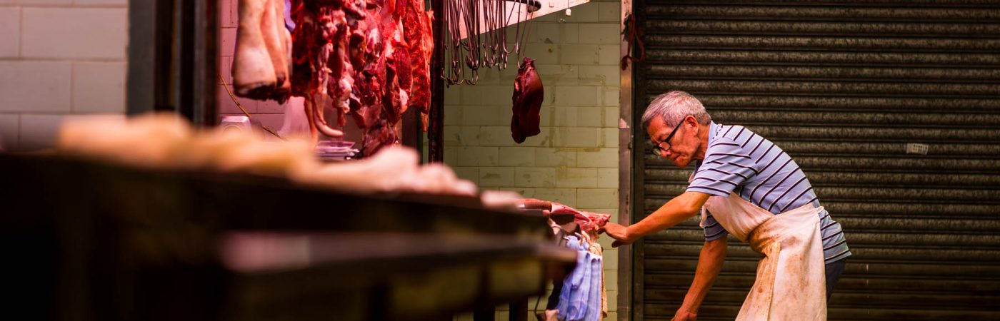 Un marché à Hong-Kong - Le boucher prépare son échoppe